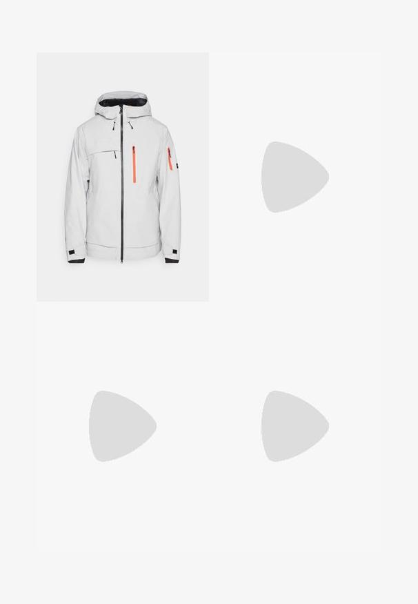 Lys grå vanntett jakke med hette, med oransje glidelåser, flere lommer, svarte detaljer og en enkel tekstur.; Hvit bomulls T-skjorte med svart grafisk trykk som inkluderer tekst og et buet logodesign. Rund hals og korte ermer. Enkelt tekstur.; Sorte idrettsbukser laget av lett stoff, med snor i livet, sidelommer og smale mansjetter ved anklene.; Lett grå terrengløpesko med svarte og oransje detaljer. Har en teksturert overdel, gummitåhette og en slitesterk såle med godt grep.
