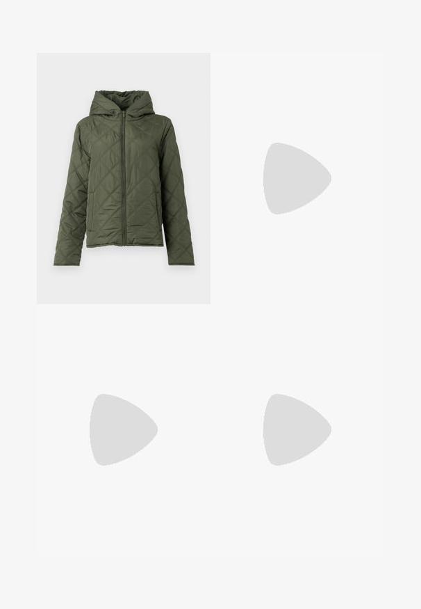 Πολυθρόνα πράσινη με κουκούλα. Διαθέτει μπροστινό φερμουάρ και πλαϊνές τσέπες. Υφή διαμαντιού με λεία επιφάνεια.; Μαύρη oversized μπλούζα με γραφικό ενός αρκούδου και το κεί�μενο "ΟΧΙ ΓΛΥΚΊΣΤΙΚΗ ΑΛΛΆ ΑΓΡΙΑ" σε έντονη λευκή γραφή. Υφασμά από βαμβάκι.; Ανοιχτόμπλε, ψηλόμεσα τζιν φτιαγμένα από τζιν ύφασμα. Διαθέτουν φαρδιές καμπάνες, δύο σκισμένα γόνατα και κλασικό στιλ πέντε τσεπών.; Λευκό ψηλό καμβαδάκι αθλητικό παπούτσι με μαύρη καουτσούκ σόλα, πρόσθιο καουτσούκ καλύμματος δακτύλου και έξι οπές για κορδόνια, με μια καθαρή και μίνιμαλ σχεδίαση.