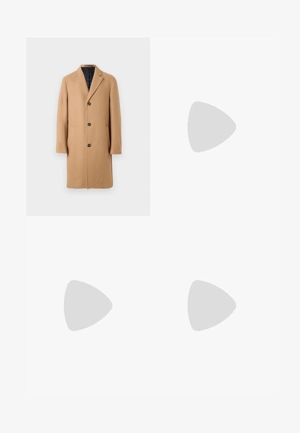 Kamelový vlněný kabát s klopovým límcem, čtyřmi knoflíky a dvěma předními kapsami. Obsahuje hladkou podšívku v tmavé barvě.; Černý pletený svetr s kulatým výstřihem, žebrovanými manžetami a lemem. Design je široký s kleslými rameny pro pohodlný střih.; Černé kalhoty s rovnými nohavicemi, vyrobené z hladké tkaniny. Mají přední záhyby a jedno knoflíkové zapínání v pase.; Černé kožené mokasíny s hladkým povrchem, které mají prošívání na nártu a nízkou, jednolitou černou gumovou podrážku.