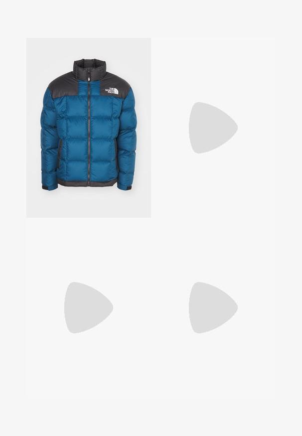 Casaco puffer azul com uma parte superior acolchoada preta, fecho de correr, gola alta, bolsos laterais e detalhe do logótipo no peito. O enchimento oferece isolamento.; T-shirt de algodão branca com mangas curtas, decote redondo e uma textura suave. Design simples sem padrões ou gráficos.; Jeans de denim azul claro com design de perna reta, apresentando uma cintura de altura média, cinco bolsos e um fecho de botão e zíper.; Ténis altos pretos com sola e atacadores brancos, combinados com jeans azul desgastado, repousando sobre um corrimão cinza.