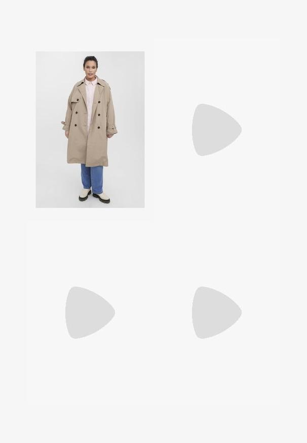 Vero Moda Curve VMRAMONNA - Trenchcoat - silver mink; Twee mouwloze tops in lichtblauw en grijs. Gemaakt van zachte stof met een ronde halslijn en rechte zoom. Etiket zichtbaar op beide tops.; Lichtblauwe denim shorts met een relaxte fit, voorzien van vijf zakken, riemlussen en een vervaagde textuur. De zoom is opgerold en gestikt.; Grijze leren laarzen tot de kuit met een slouchy ontwerp, spitse neus en gestapelde hak. Opmerkelijke stikdetails op het neusstuk.; Tan suède schoudertas met een grote opening en lange franjes aan beide zijden, met een gladde textuur en een enkele handgreep.; Zilveren hoepel oorbellen met een minimalistisch ontwerp. Cirkelvormig, gladde textuur en dun profiel. Lichtgewicht met een gepolijste afwerking.