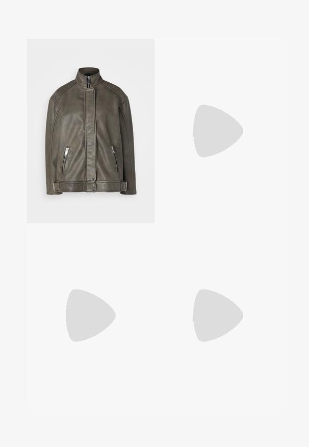 Olivengrøn læderjakke med høj krave, frontlynlås og to lynlåsede sidelommer. Glat tekstur med minimale syninger.; Sort bomulds t-shirt med rund halsudskæring, korte ærmer og et broderet logo på brystet. Enkel, afslappet pasform uden mønstre.; Lyseblå denim jeans med høj talje, bred benåbning, to sidelommer og plisseret design. Blød tekstur med et falmet finish.; Beige blokhælede sandaler med tynde remme og en firkantet tå. Glat materiale med minimal detaljering, designet til nem brug.; Sort læder skuldertaske med en blød tekstur, trekantet form og justerbar strop, kombineret med en lyseblå stribet skjorte og hvide bukser.