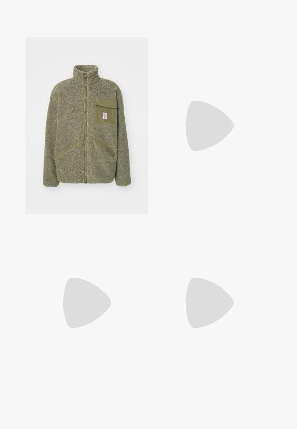 Giacca in pile verde oliva, caratterizzata da un alto colletto, zip frontale, una tasca sul petto e due tasche laterali diagonali. Superficie testurizzata.; T-shirt in cotone crema con maniche corte e scollatura a girocollo. Presenta una stampa grafica in blu e rosso con testo e un motivo.; Jeans in denim grigio a vestibilità ampia, con dettagli di whiskering e scoloritura, design classico a cinque tasche e chiusura con bottone.; Stivale alla caviglia in suede tan con collare imbottito nero, occhielli in metallo dorato, dettagli in cucitura bianca e suola in gomma robusta con battistrada pronunciato.