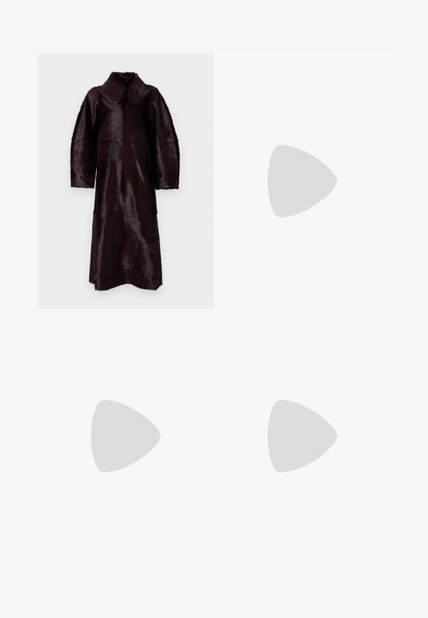 Sötétbarna, hosszú műszőrme kabát, széles gallérral és hosszú ujjakkal, fehér háttér előtt akasztva kiállítva.; Fekete garbó pulóver puha anyagból, bordás részletekkel a gallérnál és az ujjak végén, laza fazonnal és oldalsó sliccekkel.; Fekete, bő szárú nadrág magas derékkal, pliszírozott elülső résszel és szűkített bokával. Simább anyagból készült, matt felülettel.; Fekete bőr, térd fölé érő csizma, hegyes orral, kör alakú pánttal a bokán és alacsony, keskeny sarkú. Simára csiszolt textúra.