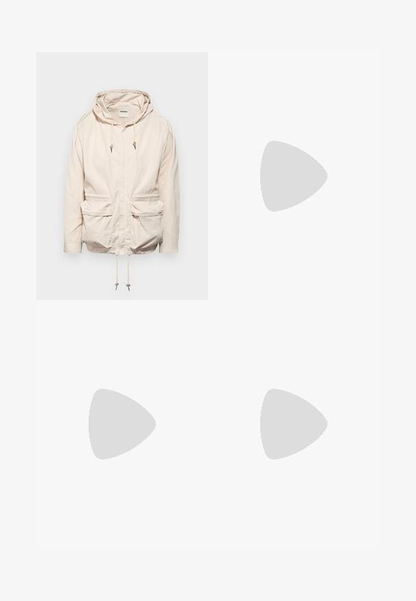 Svetlo bež jakna s kapuco, z vrvicami, z dvema sprednjima žepoma, dolgimi rokavi in z zadrgo. Gladka tekstura tkanine.; Bela dolgo rukava srajca s kragnico, izdelana iz bombaža, z žepom na prsih in toniranimi vezeninami ter gumbi na manšetah.; Rjave hlače z visokim pasom, izdelane iz teksturirane tkanine. Imajo široke noge in dve sprednji pregibi za strukturo. Urejen zaključek brez vidne strojne opreme.; Bela in črna športna obuvala z gladkim usnjenim zgornjim delom, teksturiranimi detajli in masivnim belim podplatom. Imajo klasičen dizajn z vezalkami.