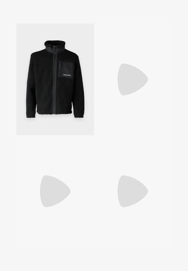 Czarna polarowa kurtka z wysokim kołnierzem, z przodu na zamek, dwoma bocznymi kieszeniami oraz kieszenią na zamek na klatce piersiowej z logo. Miękka, teksturowana tkanina.; Biała bawełniana koszulka z krótkim rękawem, okrągłym dekoltem i luźnym krojem. Gładka struktura bez widocznych wzorów czy akcentów.; Czarne dżinsy o prostym kroju, pięć kieszeni, metalowe elementy wykończenia w miedzianym kolorze. Gładka tekstura i średni stan.; Białe skórzane trampki o gładkim wykończeniu, zaokrąglonym nosku, płaskich sznurówkach i teksturowanej podeszwie. Szary zamszowy akcent na pięcie.; Okulary przeciwsłoneczne z prostokątnymi, ciemnoszarymi soczewkami, srebrnymi metalowymi ramkami i czarnymi plastikowymi zakończeniami na zausznikach. Lekka konstrukcja z poduszkami nosowymi.