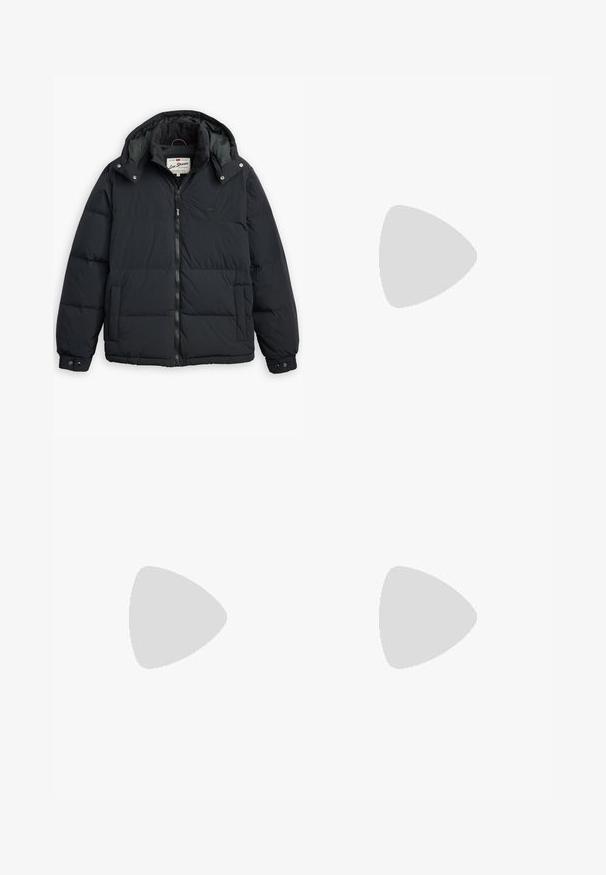 Sort pufferjakke med aftagelig hætte, lynlås foran, sidelommer og elastiske manchetter. Har quiltede paneler til isolering og varme.; Nike sort bomulds t-shirt med en klassisk rund hals, korte ærmer og et diskret, præget logo på brystet. Glat tekstur.; Sorte afslappede bukser med snøring i livet, sidelommer og lige ben, på en ensfarvet baggrund.; Sorte træningssko med tekstureret stof og gummisåler, udstyret med elastiske snørebånd og en blå detalje på hælen. Bæres med lyse denimbukser.
