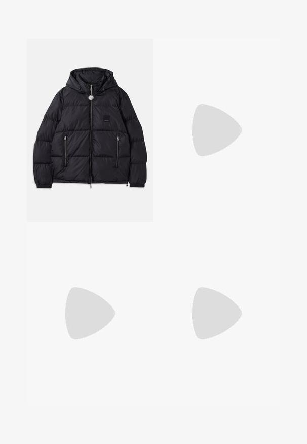 Schwarze Steppjacke mit Kapuze, mit gestepptem Textil, Reißverschluss vorne, zwei Taschen an den Seiten und kleinem Logopatch auf der Brust.; Weißes Baumwoll-T-Shirt mit Rundhalsausschnitt und kurzen Ärmeln, mit einem goldenen EA7 Emporio Armani-Logo auf der Vorderseite.; Schwarze Sportshorts aus weichem Material, mit einem elastischen Bund und einem kleinen gelben EA7-Logo am unteren linken Bein.; Weiße Ledersneaker mit glatter Oberfläche, runder Zehenpartie, flachen Schnürsenkeln und strukturiertem Sohlenprofil. Mit einem dezenten Logo an der Ferse.