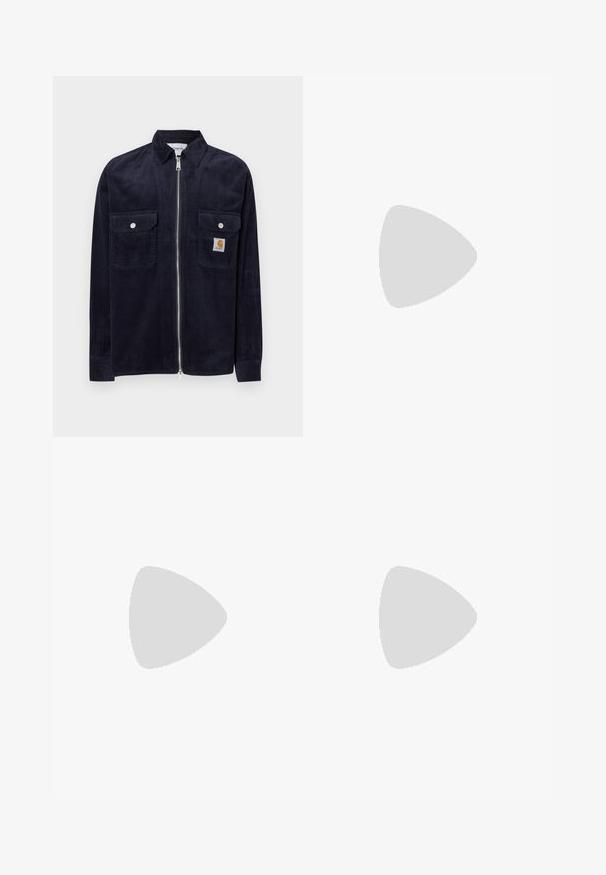 Marineblå kordfløyelsjacka med framzipper, två bröstfickor, silverfärgade tryckknappar och en liten märkeslapp på vänster ficka.; Ljusgrön t-shirt med kort ärm i mjukt tyg, med en bröstficka som har ett fyrkantigt logomärke. Enkel, odekorerad design.; Khaki cargobyxor gjorda av slitstarkt tyg, med flera sidofickor, rak bendesign och justerbara dragsnoddar vid nederkanten.; Svarta mockaskor med vita gummisulor och sidoväggar, kombinerade med ljusgröna cargobyxor, stående på en texturerad mörk yta.
