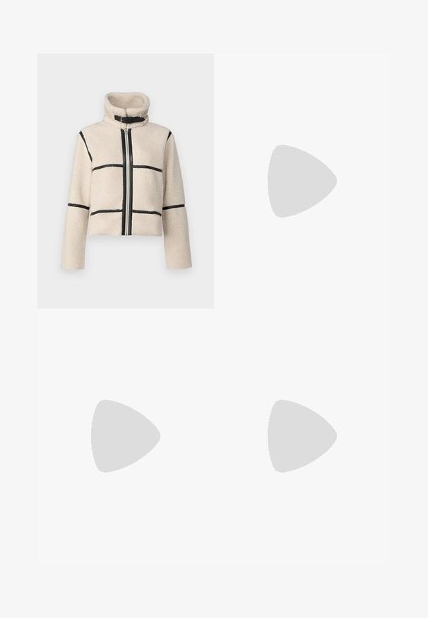 JDY JDYFROSTY SHORT JACKET - Zimná bunda - birch; Dve bezrukávové rebrované roláky v čiernej a bielej farbe, pričom majú priliehavý strih a hladkú textúru, s krátkou dĺžkou.; Čierne široké nohavice z ľahkého materiálu, s predným zapínaním na gombík a plochým predným dielom, s pekne ušitými lemami.; Čierne kožené platformové mokasíny s oblejšou špičkou a širokým remienkom cez priehlavok. Majú masívny štvorcový opätok a hladkú textúru.; Žena s dlhými tmavými vlasmi, oblečená v čiernom obleku, nesúca čiernu koženú kabelku na ramene, pozerajúca cez rameno na bielom pozadí.; Strieborné kruhové náušnice s minimalistickým dizajnom. Cirkulárny tvar, hladký povrch a tenký profil. Ľahké s lesklým povrchom.