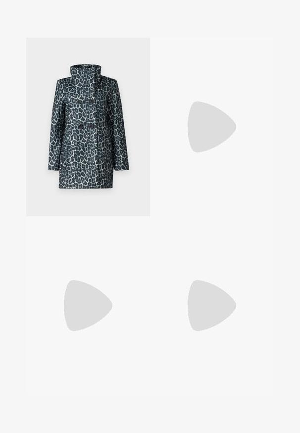 Manteau à imprimé léopard dans des nuances de sarcelle et de noir, avec un col haut, une fermeture double boutonnage à l'avant et deux grands boutons. Texture lisse.; Haut blanc décolleté avec un col structuré plissé et un buste ajusté. Fabriqué en tissu doux avec une texture lisse.; Pantalons droits noirs avec une taille élastique, des plis avant, un tissu doux et sans motifs ni détails matériels visibles.; Botte en cuir noir haute avec semelle plateforme épaisse et talon carré, dotée d'une languette et d'un motif texturé sur la semelle extérieure.