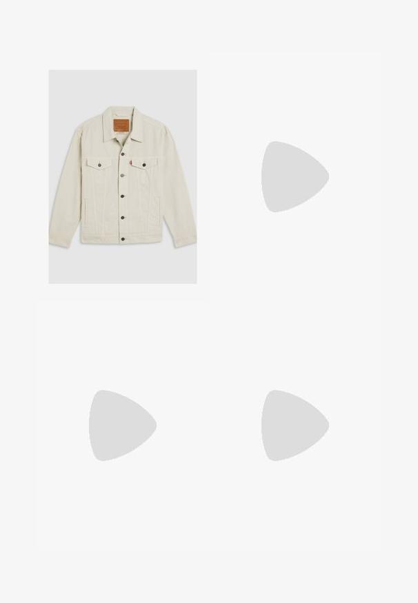 Lichtbeige spijkerjack met een kraag, knopen aan de voorkant, twee borstzakken en contrasterende donkere knopen. Bevat verticale stikdetails.; Grijze katoenen t-shirt met een ronde hals, korte mouwen en een losse pasvorm. Glad textuur, geen zichtbare patronen of accenten.; Witte cargobroek met een ontspannen pasvorm, een voorknoopsluiting en meerdere zakken aan de zijkanten, gemaakt van duurzaam katoen. ; Marineblauwe en witte sportschoenen met een gestructureerde bovenkant, veters en een rubberen zool, gecombineerd met donkere denim broeken met oranje stiksels.