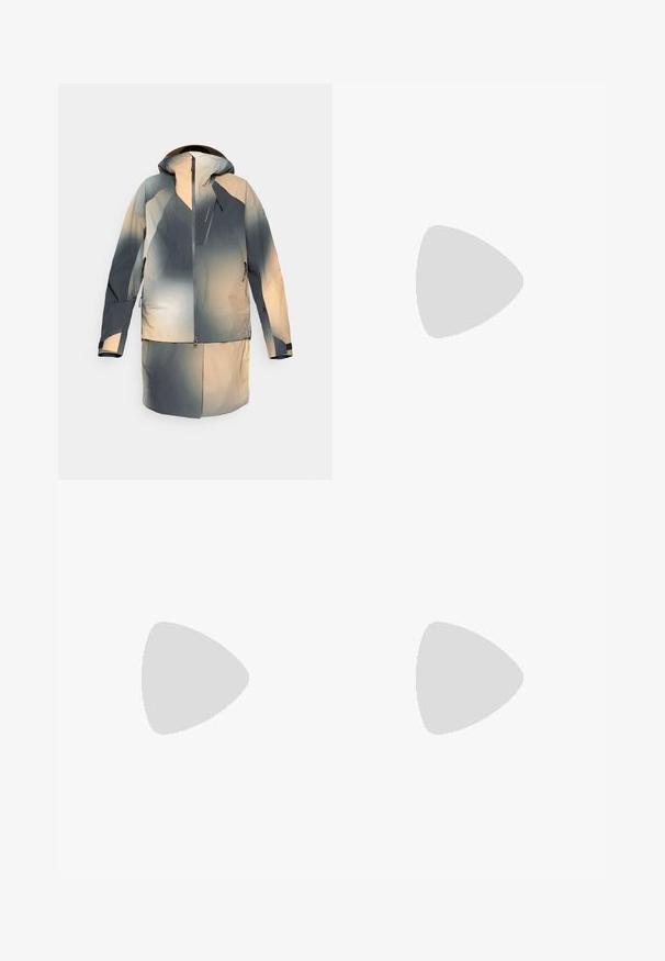 Chaqueta impermeable en tonos de gris y beige, con capucha, cierre frontal con cremallera y bolsillos, y un diseño de degradado de color.; Camiseta de tirantes gris acanalada con un diseño ajustado, sisas anchas y un escote redondeado. Fabricada en suave algodón con una textura lisa.; Shorts negros y brillantes de material sintético. Presentan una cintura ajustada, trabillas para el cinturón y bolsillos frontales con detalles de costura prominentes.; Mules de tacón alto destalonados de cuero marrón con un diseño elegante, que cuentan con una amplia banda frontal y un tacón de aguja esbelto.; Bolso de cuero marrón con estampado de cocodrilo, de forma cilíndrica, con herrajes en tono dorado y una correa desmontable con tachuelas.
