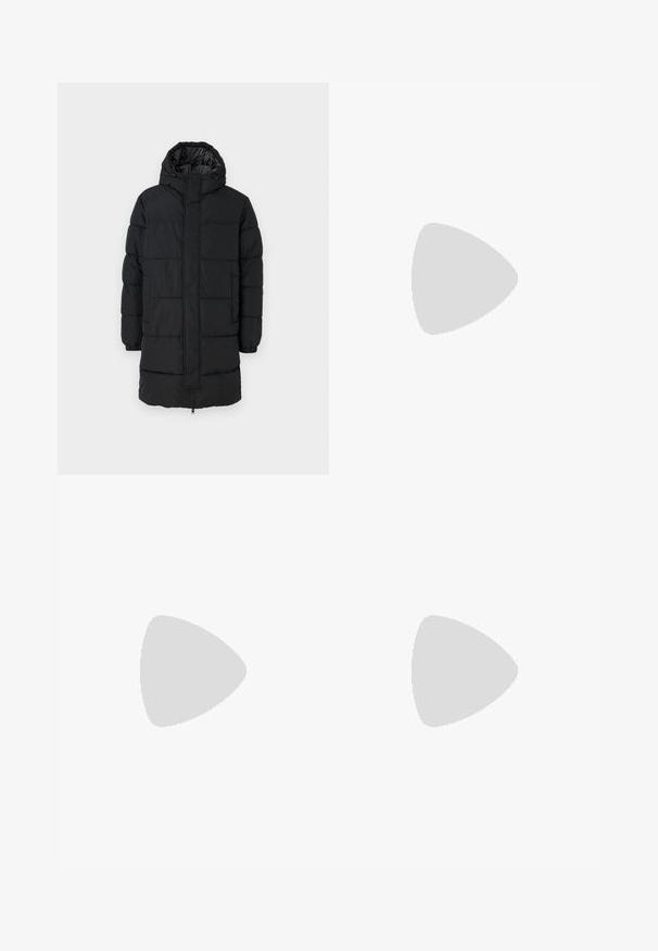 Jack & Jones EBRADLEY LONG - Zimski kaput - black; Crni kratki rukav majica od rebraste tkanine, s okruglim izrezom i jednostavnim, kutnim siluetom.; Crne traper hlače s ravnim krojem, dizajnom s pet džepova i prednjim kopčanjem na dugme. Glatka tekstura s minimalnim detaljima šivanja.; Crne kožne cipele na sklapanje s glatkom gornjom površinom, prošivenim detaljima, zaobljenim vrhom i niskim gumene potplate. Potplat ima minimalne uzorke.