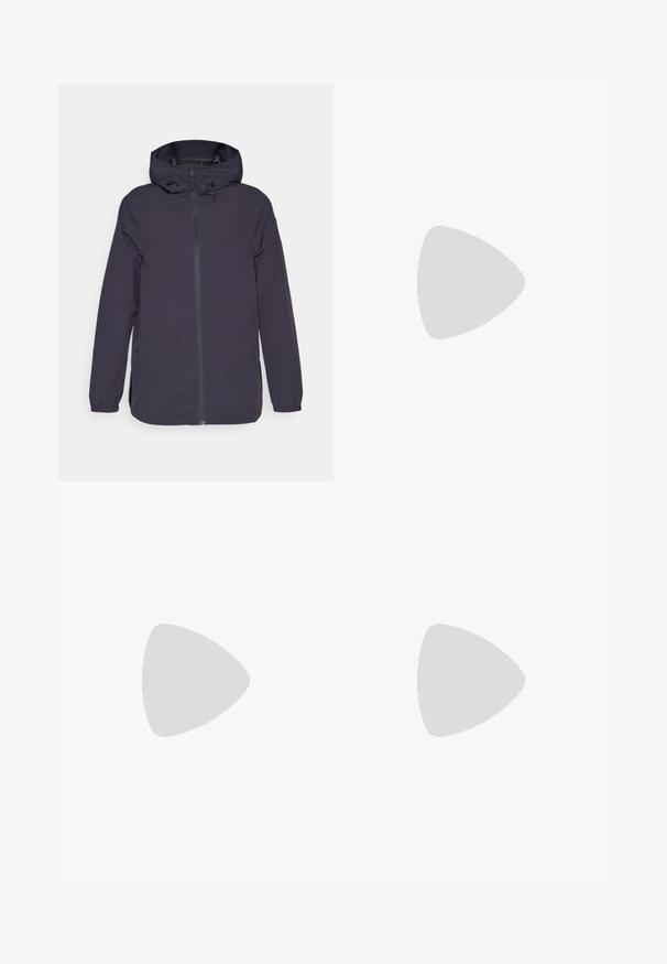 Mørk lilla utendørsjakke med hette, glidelås, elastiske mansjetter og sidelommer. Glatt, vannavvisende stoff med minimalistisk design.; Langermet mørkegrå skjorte med grafikk av røde trær og fjell; "COLUMBIA" logo i fet hvit tekst. Mykt stoff, standard rund hals.; Marineblå bukser laget av glatt stoff, med frontknappelukking, slim-fit design og pressede detaljer ved knærne.; Columbia PEAKFREAK - Fjellsko - black