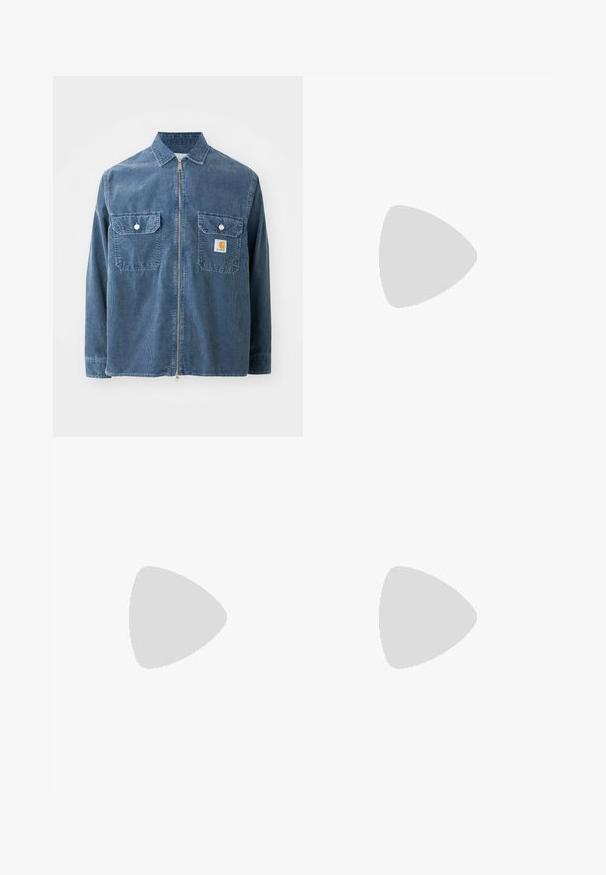 Carhartt WIP REYNOLD - Jachetă de vară - dusky blue; Trei maieuri albe ribbate din bumbac. Au un guler rotund și etichete negre mici lângă tiv. Disponibile în mai multe mărimi.; Pantaloni cargo negri, ușori, din nailon, cu talie elastică, șnur ajustabil și multiple buzunare stratificate pe picioare.; Pantofi sport albi cu suprapuneri texturate, talpă masivă și accente gri. Purtați cu șosete albe până la glezne și pantaloni scurți verzi pe o suprafață albastră.