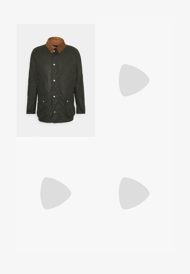 Barbour LIGHTWEIGHT ASHBY WAX - Rövid kabát - archive olive; Fekete garbó pulóver puha anyagból, hosszú ujjakkal és szoros fazonnal. Ribbed díszítés az alján és az ujjak végén. Egyszerű dizájn.; Fekete farmer, bő szárú nadrág magas derékkal, elülső gombos záródással, két oldalsó zsebbel és diszkrét varrási részletekkel.; Fekete bőrcipő, kerek orrú, sima felületű, minimális varrással és alacsony gumitalppal. Logó a sarokrészen.