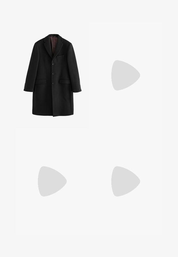 Czarny wełniany płaszcz o skoszonym kołnierzu, jednoprzodowy fason, dwa przednie kieszenie oraz guziki na rękawach.; Czarna koszulka z krótkim rękawem wykonana z bawełny, z okrągłym dekoltem i małym logo haftowanym na piersi. Gładka tekstura, standardowy krój.; Czarne spodnie o prostym kroju, wykonane z gładkiego materiału. Posiadają zakładki z przodu i pojedyncze zapięcie na guziki w pasie.; Czarne skórzane półbuty z okrągłym noskiem, dekoracyjnym paskiem i elementami metalowymi oraz grubą, fakturowaną podeszwą. Gładkie wykończenie z subtelnymi detalami.