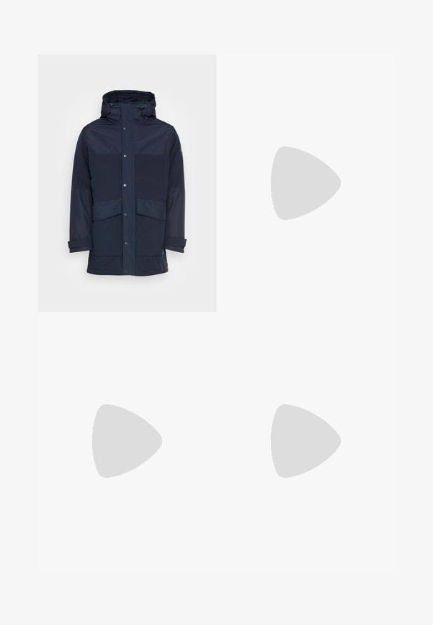 Pepe Jeans LOCKE - Parca - dulwich; T-shirt leve azul claro com decote redondo, feito de algodão, com mangas curtas e um pequeno logo na área do peito esquerdo. Textura suave.; Jeans de denim azul claro com um corte relaxado, design de perna reta, costura visível, dois bolsos frontais e fecho de botão.; Ténis brancos com textura suave, apresentando elementos em pele castanha e detalhes em preto, combinados com calças pretas ajustadas. Fundo de chão de madeira.