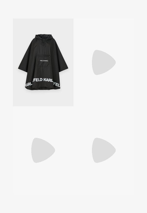 Svart vattentät poncho med huva, som har en framficka och vit logotypdetalj längs nederkanten. Slätt, lätt material.; Svart kortärmad t-shirt i bomull med avslappnad passform och kontrasterande sidopanel som har små texter och designdetaljer.; Svarta och vita tapered-byxor med slim fit och kontrasterande paneler. Tyget har en slät struktur; midjebandet är platt och åtsittande.; Svarta läderklackar med slingback, spetsig tå, smal klack och dekorativ spänndetalj på ovansidan. Slät struktur och stilren design.; Svart och vit randig handväska med en strukturerad form, som har ett handtag upptill, en avtagbar kedjesnodd och en metallisk logotypdetalj.