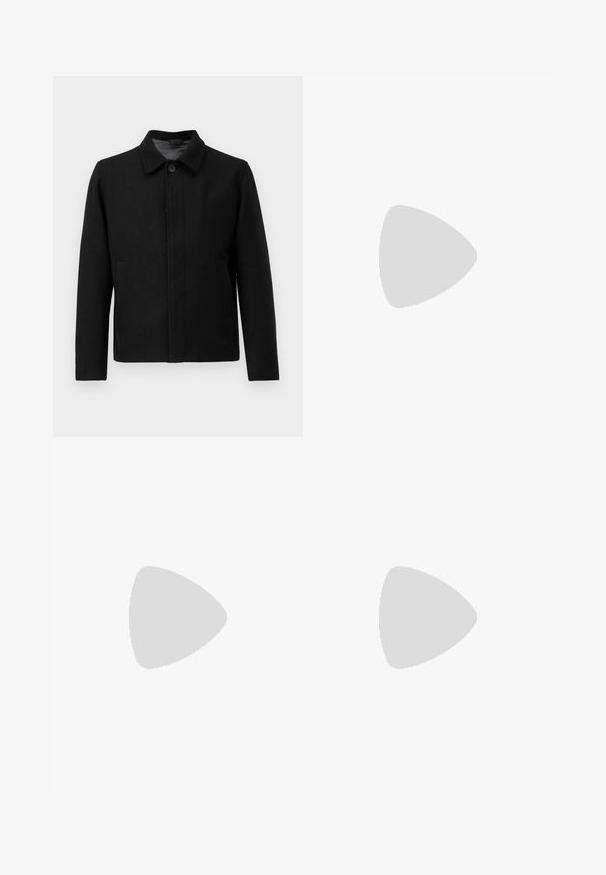 Zwarte jas met knoopsluiting, gestructureerde kraag, twee zijzakken en textiel met structuur. Eenvoudig, recht gesneden ontwerp.; Effen witte kortemouwen relaxte T-shirt plat neergelegd op een lichtgrijze achtergrond.; Donkerblauwe spijkerbroek met een rechte pijpdesign, vijf zakken en een klassieke knoop- en ritsluiting. Voorzien van contraststiksel.; Witte sneaker met bruin suede accenten, met een gestructureerde afwerking, ronde neus, dikke zool en traditionele vetersluiting.