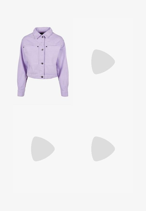 Ljust lila denimjacka med krage, kort design, knäppning fram och två framfickor med svarta detaljer.; Svart bomullströja med korta ärmar, med en liten rosa fjärilsgrafik på vänster bröst. Rundad halsdesign med en avslappnad passform.; Jeansshorts i ljusblått, med fem fickor, dragkedja och knäppning. Stapeldelen är fransig med en avslappnad passform.; Svarta plattformsskor med spetsig tå och justerbart vristband. Tillverkade av mjukt läder, med en kraftig blockklack.