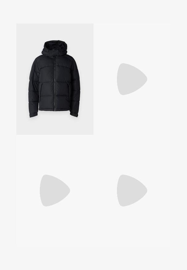 Sort pufferjakke med hætte, der har lynlås lukning, quiltet tekstur og to frontlommer. Stoffet er glat og let.; Sort t-shirt lavet af bomuld med korte ærmer. Har et grønt "ROOTS" logo på forsiden, rund halsudskæring og almindelig pasform.; Sorte bukser lavet af bomuld. De har et lige ben-design med lynlås og knaplukning i taljen. Enkle og udekorerede.; Sorte læderslippers med en glat finish, mokkasin-stil overdel, syninger og gummisål. Klassisk design med en lav hæl.