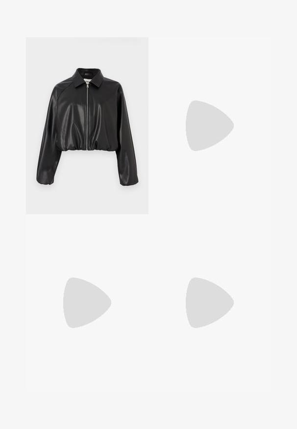 Veste noire courte en simili cuir brillant. Dotée d'un col plat et d'une fermeture zippée à l'avant. Manches longues légèrement bouffantes. Texture lisse.; Deux hauts sans manches en maille côtelée, en noir et blanc, dotés d'un design ajusté et d'une texture lisse, avec une longueur courte.; Pantalons larges noirs en tissu léger, avec une fermeture à bouton à l'avant et un devant plat, dotés d'ourlets soigneusement cousus.; Baskets avec une tige en cuir blanc, un bout en daim gris et trois bandes noires. Présente un logo bleu sur la languette et une semelle en caoutchouc texturée.