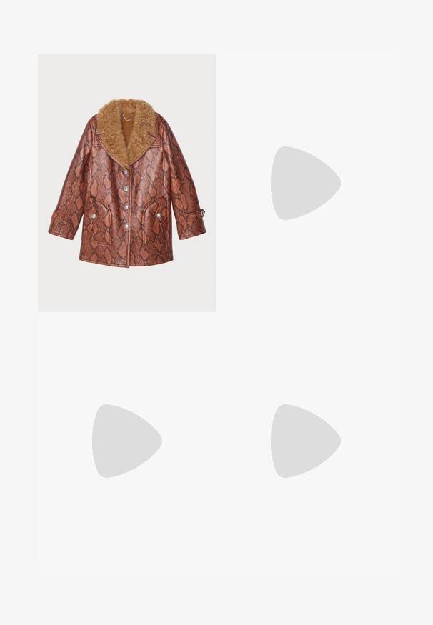 Cappotto in ecopelle marrone con stampa a serpente, colletto in pelliccia oversize, maniche ampie e chiusura a bottoni a pressione; presenta due tasche laterali.; Maglione di lana off-white con scollatura rotonda, spalle abbassate e orlo corto. Tessuto morbido con vestibilità ampia.; Gonna nera e oro con motivo a strisce zebrate, realizzata in un materiale liscio con una forma aderente e un design a vita alta.; Stivaletto in pelle nera con dettaglio crema nella parte superiore, punta affilata e tacco alto con accentuazione argentata. Texture liscia senza motivi visibili.; Borsa a tracolla in pelle beige trapuntata con catena dorata e chiusura circolare, caratterizzata da un logo discreto e una forma rettangolare strutturata.
