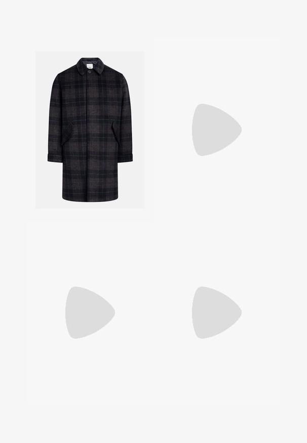 Cappotto a quadri nero e marrone con colletto, chiusura frontale con bottoni, due tasche laterali e maniche fino al gomito. Tessuto morbido e testurizzato.; Maglia a girocollo in maglia a coste di colore arancio bruciato, con maniche lunghe. Texture morbida, vestibilità rilassata e dettagli di strech discreti.; Jeans in denim grigio a vestibilità ampia, con dettagli di whiskering e scoloritura, design classico a cinque tasche e chiusura con bottone.; Stivale alla caviglia in suede tan con collare imbottito nero, occhielli in metallo dorato, dettagli in cucitura bianca e suola in gomma robusta con battistrada pronunciato.