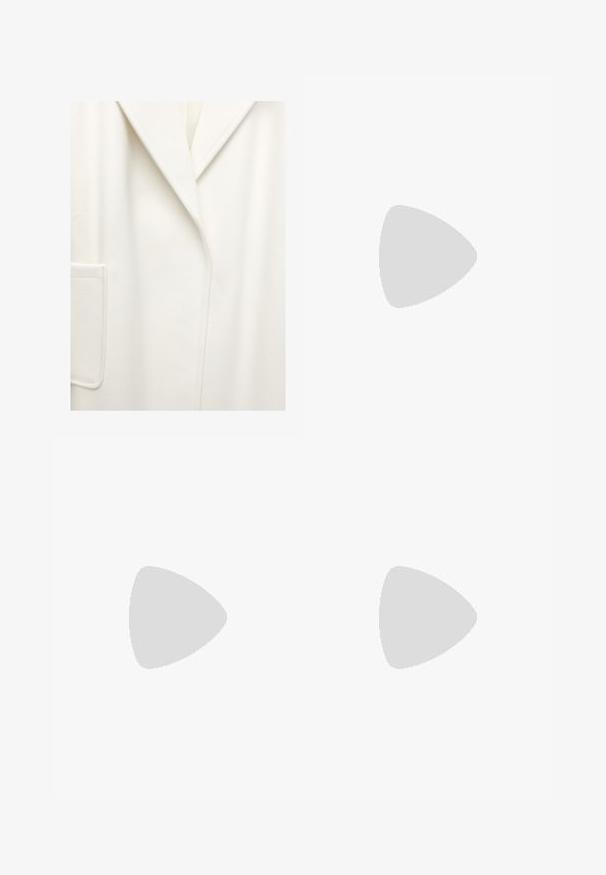 Biała wełniana kurtka z dużymi klapami, pojedynczą kieszenią na piersi i czystymi liniami. Miękka tekstura, średniej długości fason, minimalistyczna estetyka.; Biały bezrękawnik z okrągłym dekoltem i delikatnym marszczeniem po bokach, ułożony płasko na białym tle.; Białe spodnie o szerokich nogawkach wykonane z lekkiego materiału. Posiadają elastyczny pas z sznurkiem i boczne kieszenie. Gładka tekstura.; Jasnoróżowe zamszowe sneakersy z białymi paskami i sznurówkami, z teksturowanym językiem i gumową podeszwą, umieszczone na niebieskim dywaniku.