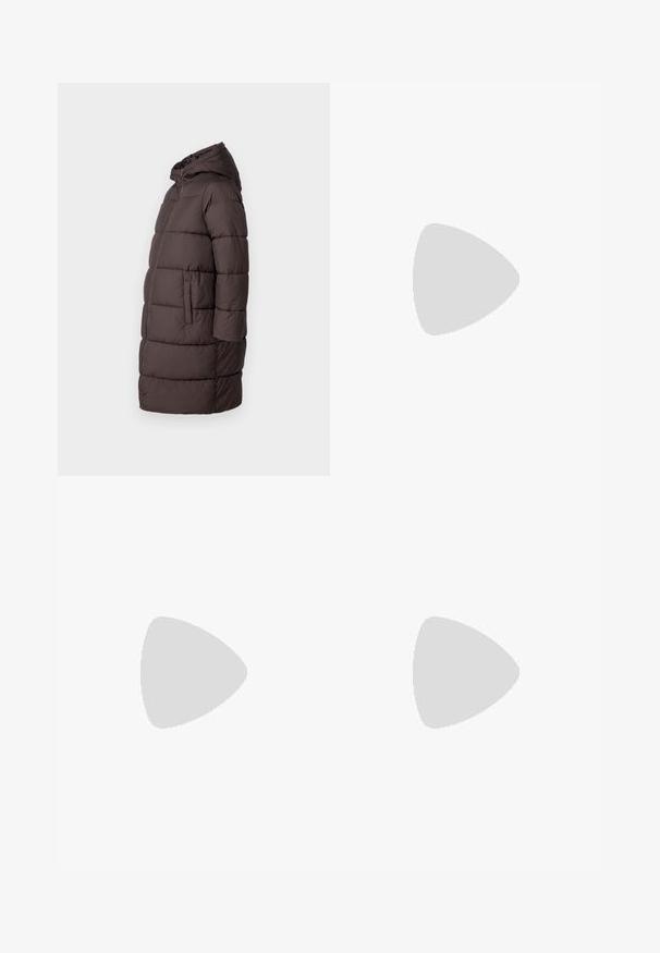 MAMALICIOUS URSA PUFFER JACKET - Ziemas mētelis - chocolate torte; Leoparda raksta džemperis neitrālos melnā, bēšā un krēmkrāsas toņos. Tam ir apaļa kakla izgriezums un ribota melna aproce un apakšmala.; Melni grūtniecības legingi ar augstu jostasvietu, izgatavoti no elastīga materiāla. Piedāvā gludu tekstūru un pieguļošu dizainu ērtībai.; Balti sporta apavi, izgatavoti no gludas sintētiskās materiāla, ar apaļu purngali, auklu slēgšanu, plakanu zoli un smalkiem perforētiem detalizējumiem.; Melnā somiņa ar strukturētu formu, gludu tekstūru un metālu sprādzi. Saskaņota ar platām melnām biksēm un sandālēm ar atv�ērtu purngalu uz koka grīdas.