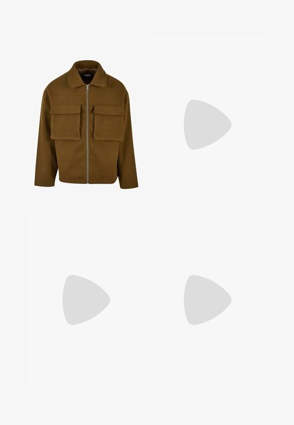 Chaqueta marrón de cremallera fabricada con material texturizado, que cuenta con un cuello, dos bolsillos en el pecho y un dobladillo recto.; Camiseta de algodón blanca con cuello redondo y mangas cortas. Textura suave, corte recto, sin patrones ni acentos. Vista trasera únicamente.; Jeans de mezclilla azul claro con un ajuste holgado, diseño de pierna recta, costuras visibles, dos bolsillos frontales y cierre de botón.; Zapatillas de ante beige con puntera redondeada, cordones en la parte delantera y un acento texturizado en la parte trasera. La suela de goma blanca proporciona contraste. Diseño sencillo y moderno.