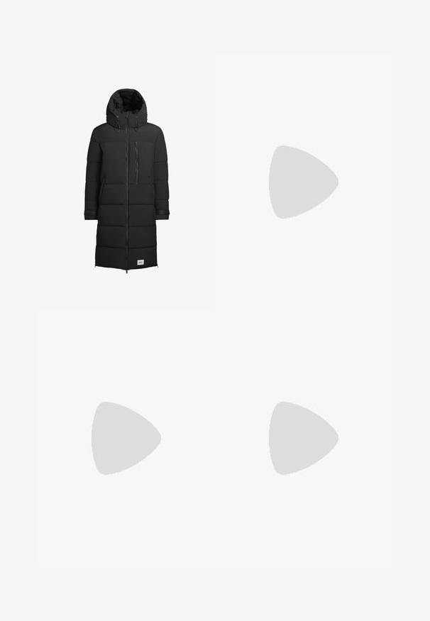khujo SIRAM - Wintermantel - schwarz; Zwarte tanktop met een ronde halslijn en brede schouderbanden. Gemaakt van zachte stof, met een gladde textuur en een eenvoudig ontwerp.; Zwarte wijde broek van textuurstof, met een elastische tailleband en zijzakken. Eenvoudig, minimalistisch ontwerp zonder versieringen.; Zwarte leren loafers met een gladde afwerking, voorzien van een decoratieve band en contrasterende stiksels, gecombineerd met beige broeken.