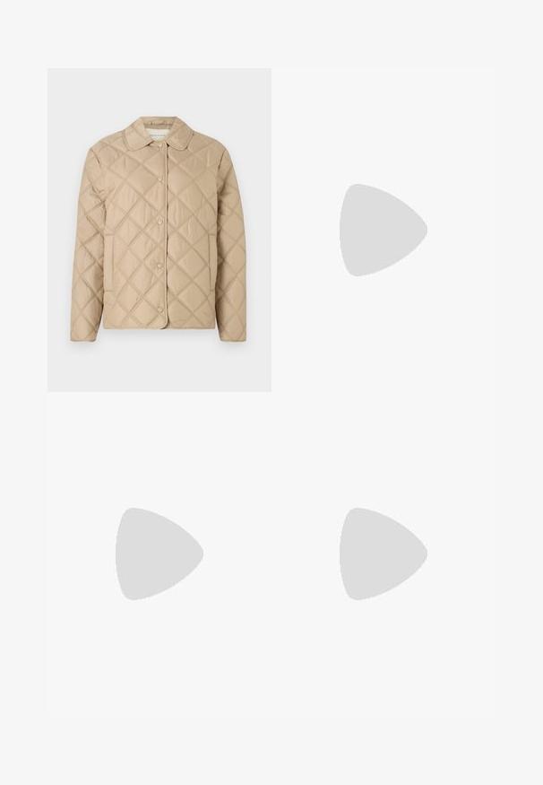 Beżowa pikowana kurtka z wzorem w diamenty, okrągłym kołnierzem, zapięciem na napy oraz długimi rękawami. Gładka tekstura i lekki wygląd.; Czarny bawełniany t-shirt z okrągłym dekoltem, krótkimi rękawami i haftowanym logo na piersi. Prosty, luźny krój bez wzorów.; Czarne, dopasowane spodnie o szerokim kroju nogawek, z paskiem z srebrną klamrą, plisami i gładką fakturą materiału.; Czarne skórzane baletki z zaokrąglonym noskiem i minimalnym przeszyciem. Niski, prostokątny obcas i gładka faktura. Subtelny detal podszewki wewnętrznej.