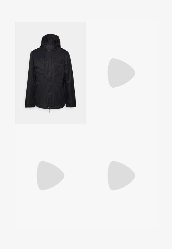 Svart isolert jakke med hette, glidelås foran og flere lommer. Har en jevn tekstur og et minimalistisk design.; Svart genser med høy hals laget av mykt materiale, med lange ermer og en tettsittende passform. Ribbestrikket kant nederst og ved ermene. Enkelt design.; Lys grå long-sleeve polo skjorte laget av myk stoff, med en tre-knappes placket og ribbestrikkede mansjetter, med et klassisk krage design.; Lys grå bukser med en glat tekstur, flad front og lige ben. Fremstillet af åndbart stof og med indvendige lommer og bæltesløjfer.; Svart lær snøre sko med rund tå, glatt tekstur, minimal søm, og lav gummihæl. Logo på hælen.