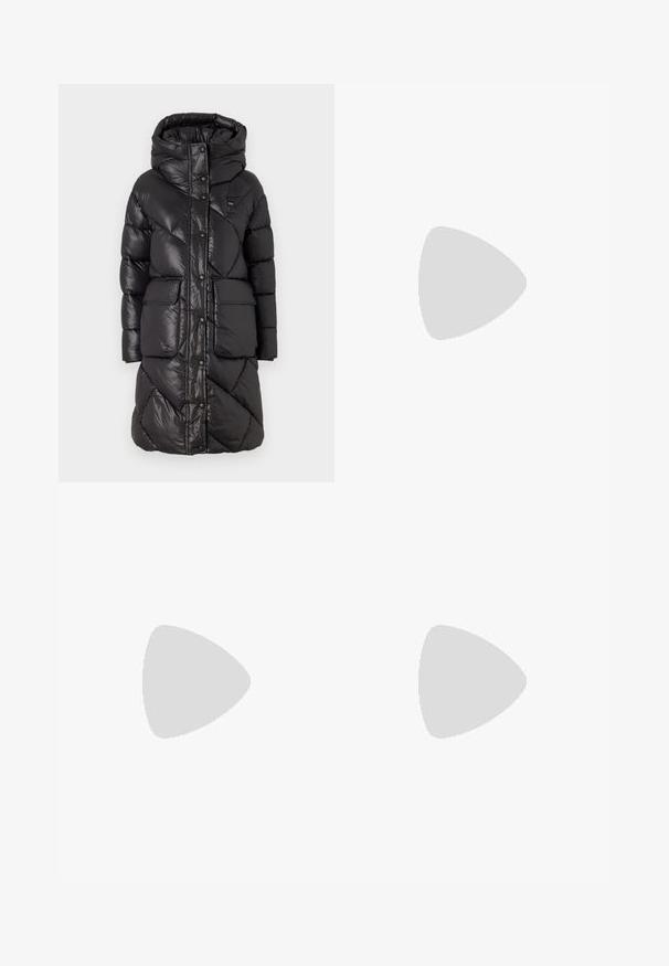 Blauer IMRIE - Geacă - nero; Tricou alb cu mânecă scurtă, cu dungi orizontale bleumarin, având logo-ul brodat "Tommy Hilfiger" pe piept. Design clasic cu gât rotund.; Fustă plisată albă cu un brâu elastic negru, având logo-ul "LACOSTE". Design de lungime medie, cu textură moale.; Adidași din piele albă cu o talpă groasă albă, accent de călcâi din suede negru și logo embosat pe lateral. Design cu șireturi și șase orificii.