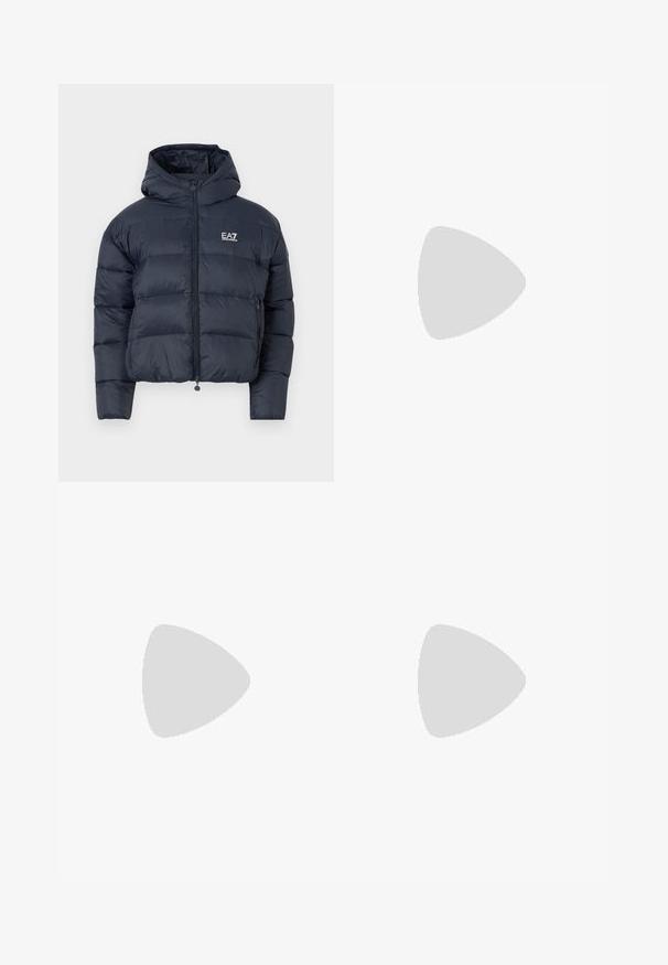 Mornarsko modra puffer jakna s kapuco, zadrgo in vezenim logotipom na prsih; ima prešito teksturo in elastičen rob.; Svetlo modra kratkozaprstna pletena majica z vertikalno rebrasto teksturo in okroglim izrezom. Tkanina prikazuje subtilne detajle z ožjim robom.; Svetlo modre široke hlače z vertikalnimi belimi črtami. Narejene iz gladkega materiala, z sprednjim pregibom in čistim dizajnom pasu.; Črne usnjene gležnjarje s šiljastim nosom in elegantnim dizajnom. Imajo nizko peto in zadrgo na zadnji strani. Gladka tekstura.