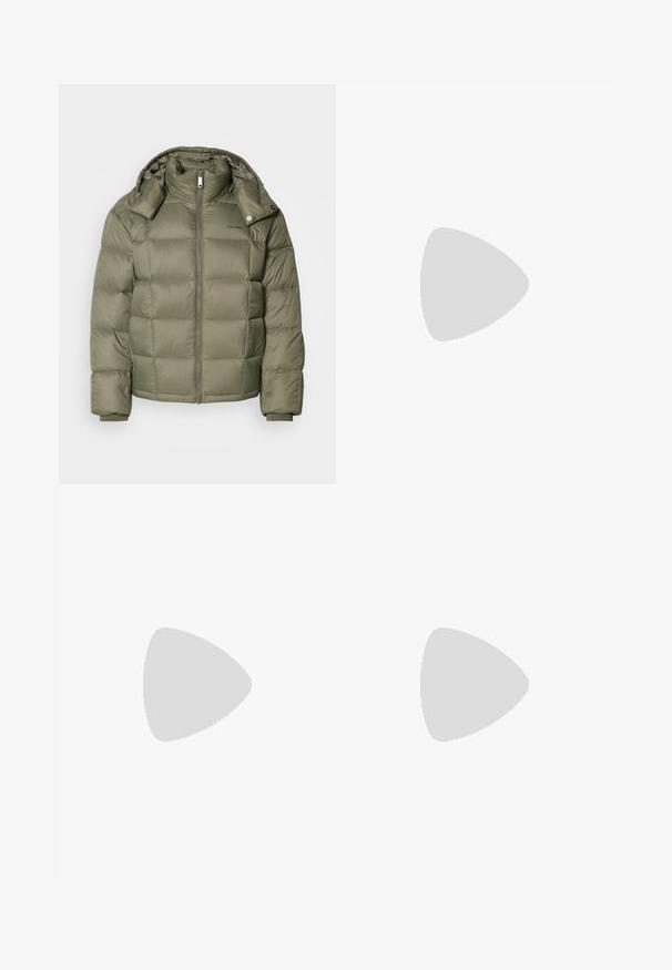 Jakna s punjenjem u maslinastoj boji s patentnim zatvaračem sprijeda, visokim ovratnikom i odvojivom kapuljačom. Ima kvadratne dijelove i elastične manžete.; Bijela pamučna majica kratkih rukava s okruglim izrezom. Ima mali crni logo "Calvin Klein" na lijevoj strani prsnog koša.; Svijetloplave traperice ravnog kroja, s pet džepova i izblijedjelim finišem. Imaju kopčanje na gumbe i petlje za remen.; Bijele tenisice od glatkog materijala, s vezivanjem, teksturiranom gumom potplatom i tirkiznim detaljem na peti, u kombinaciji s svijetloplavim trapericama.