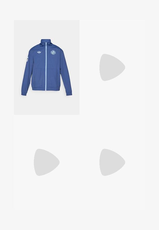 adidas Originals NASHVILLE SC ORIGINALS ANTHEM JACKET - Klubbklær - noble indigo/glow blue; Svart t-skjorte laget av bomull med hvite detaljer. Har korte ermer, raglan-design og en liten logo på brystet. Tre hvite striper på skuldrene.; Sorte treningsbukser med elastisk midjebånd, med hvite sidestiper og en liten logo. Materialet ser mykt og lett ut.; Hvite Adidas Mundial Goal sneakers med svarte striper og gummisåle, vist i luften over en sportsgulv med fargede linjer.