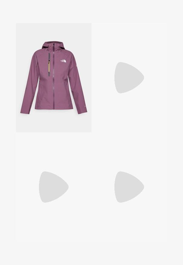 The North Face WATERPROOF JACKET - Regnjakke - midnight mauve; Svart bomull t-skjorte med rund hals og korte ermer. Fremtredende hvit logo øverst til venstre. Glatt tekstur, avslappet passform.; Svarte nylon cargo-bukser med glidelås og justerbare mansjetter, flere lommer og en logo på høyre bein. Glatt, lett tekstur.; Beige og krem joggesko med teksturert mesh-overdel, støttende overlegg og gummisåle med et mønster for godt grep.