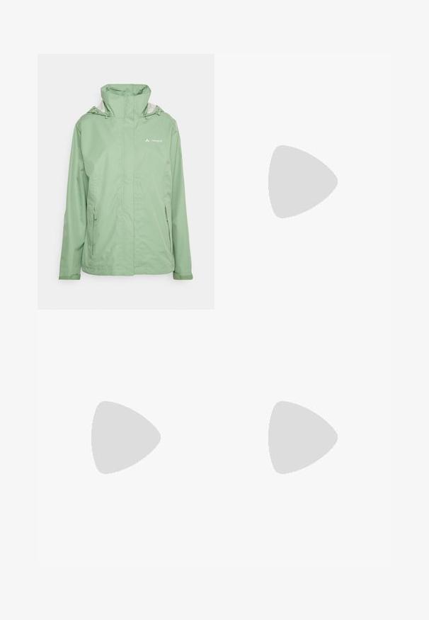 Casaco impermeável verde com um colarinho alto, capuz ajustável com cordão, dois bolsos laterais e uma textura suave e leve.; T-shirt de algodão preta com decote redondo e mangas curtas. Logótipo branco notável no lado superior esquerdo. Textura suave, ajuste casual.; Calças cargo pretas em nylon com fechos de correr removíveis, punhos ajustáveis, múltiplos bolsos e um logótipo na perna direita. Textura suave e leve.; Sapatilha atlética beige e creme com parte superior em malha texturizada, sobreposições de suporte e sola de borracha com um padrão de cravo para tração.