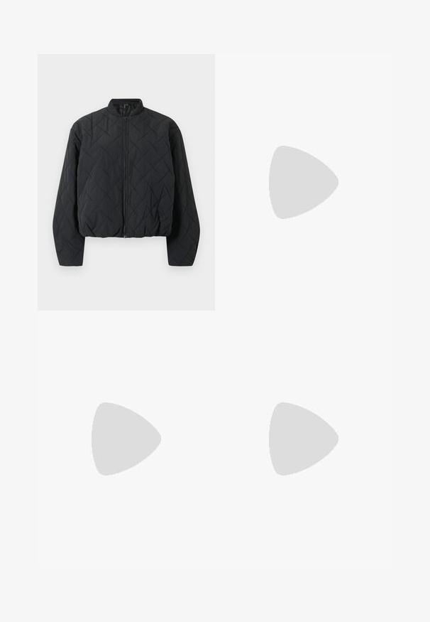 Juodasis tapybos puikiai suderintas bomber tipo džemperis su briaunotu apykakle, pilnu užtrauktuku priekyje ir plačiomis rankovėmis. Textūruota paviršius su deimanto raštu.; Trumpa balta medvilnės marškinėliai su trumpomis rankovėmis, apvaliu kaklu ir tiesiu hemu, pasižyminti lygiu tekstūriu ir minimaliu dizainu.; Juodi plisuoti kelnės su elastine juosta. Turėkite plačias kojas ir glotnų, tekstūrinį audinį su vertikaliais dryžiais.; Juodos kulkšninių botai, pagaminti iš lygaus odos, su šoniniu užtrauktuku, masyviu tekstūruotu kulnu ir apvaliu pirštu.