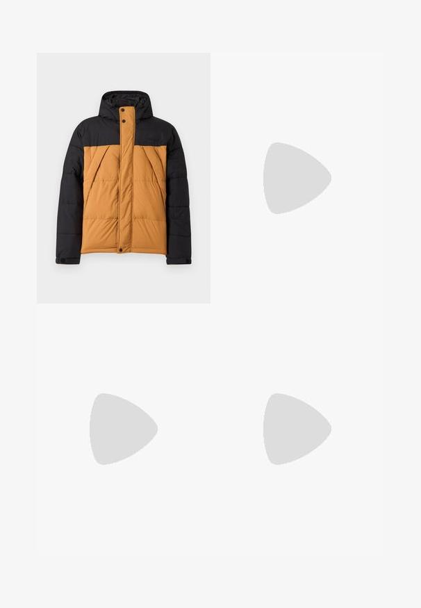 Svart og brunt polstret vinterjakke med hette, frontglidelås dekket av knappelukket klaff, og skrå sidelommer.; Hvit bomull t-skjorte med rund hals og korte ermer. Har en liten svart Lacoste-logo på venstre side av brystet.; Sorte denimbukser med rett benklipp, fem-lomme design og frontknappåpning. Jevn tekstur med minimale sømdetaljer.; Hvit lær sneakers med rund tå, snøring foran og svart hælakkent. Har en liten brodert krokodillelogo på siden.