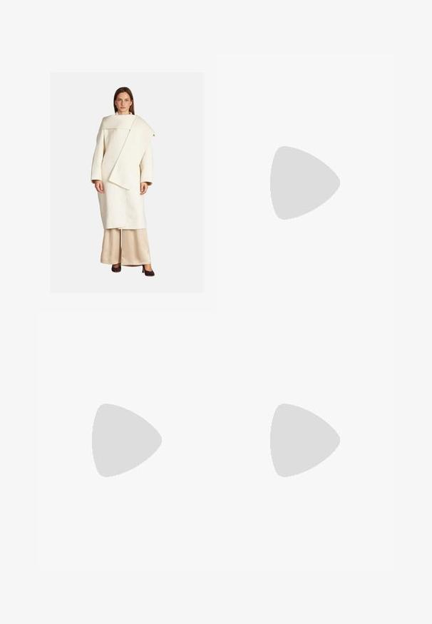 Vit ullkappa med en asymmetrisk design, vida ärmar och en stor krage. Kombinerad med beige satinpantalonger och mörka klackar.; Långärmad brun klänning i mjuk tyg, med en rynkad sidodesign. Klänningen har en hög halsringning och en figurnära siluett.; Bruna mockaskinn slingback-pump med spetsig tå, elegant design, tunn klack och ett spänne på vristremmen.; Brun päryggsäck med mjuk textur, samlad topp och två smala axelremmar. Designen har en rund form och inget synligt hårdvara.