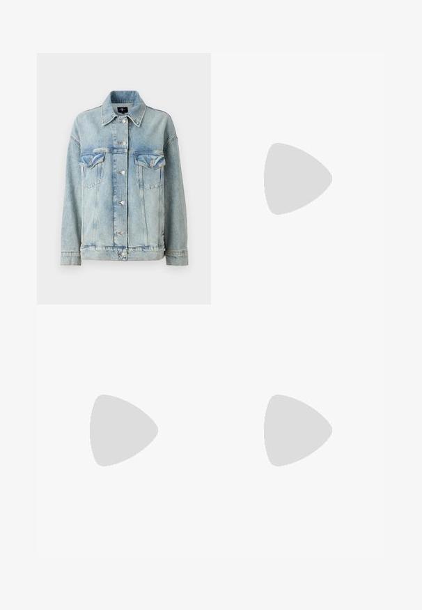 7 for all mankind OLI TRUCKER  - Traper jakna - light blue; Bijela rebrasta majica bez rukava s okruglim izrezom, koja ima tanak materijal i kožnu oznaku blizu ramena.; Svijetloplave traperice s ravnim nogavicama, srednjim strukom i dizajnom s pet džepova. Imaju suptilno izbljeđivanje i klasične detalje šivanja.; Crni kožni cipele bez vezica sa šiljastim nosom, s dekorativnim srebrnim detaljem i niskom petom. Glatka tekstura, minimalistički dizajn.; Crne metalne naočale s oštrim okvirom i tamnim lećama. Imaju tanke, ravne nogice i nosače za sigurno prianjanje.