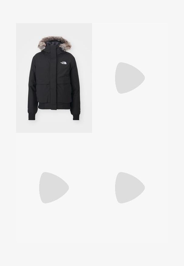 The North Face W ARCTIC BOMBER - Dunjacka - black; Svart långärmad t-shirt i bomull med rund hals. Har en liten vit logotyp på vänster bröstområde. Enkelt design och passform.; Svarta nylonbyxor med avtagbara ben, justerbara muddar, flera fickor och en logotyp på högra benet. Slät, lätt textur.; Beige och krämfärgad atletisk sko med texturerad meshovandel, stöttande överdrag och gummisulor med ett mönster för grepp.