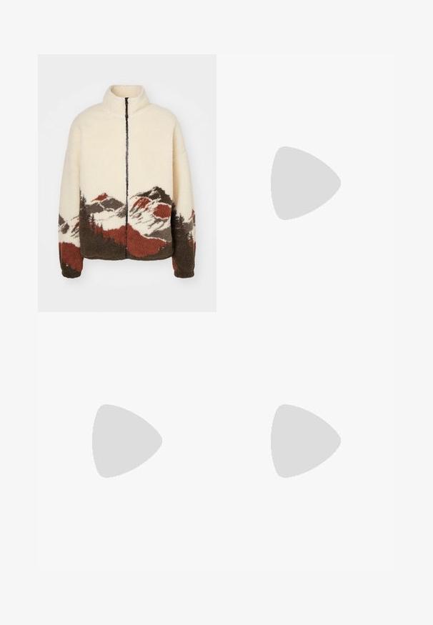 Jack & Jones JORMOUNTAIN ZIP JACKET - Könnyű dzseki - ecru; Fehér pamut póló rövid ujjal és kerek nyakkal. Középre elhelyezett szöveg olvasható: "ÜDVÖZÖLJÜK A PARADICSOMBAN" íves zöld betűtípussal.; Fehér cargo nadrág, laza szabással, elöl gombos záródással és több zsebbel a oldalán, tartós pamut anyagból készült.; Világos bézs loaferek hegyes orral, sima anyagból, a lábfejen lévő pánttal és alacsony barna talppal. Egyszerű dizájn, minimális díszítéssel.