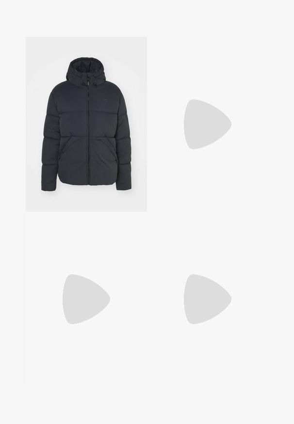 Champion Rochester ICONS HOODED JACKET - Vinterjakke - black; Svart bomulls t-skjorte med korte ermer, rund hals, prydet med en hvit "Champion"-logo på brystet og en liten logo på ermet.; Svart joggebukse med elastisk midje, med en liten hvit logo på venstre lår og et rett ben-design. Mykt bomullsblandingsmateriale.; Sorte svarte treningssko med mesh-overdel, forsterket tå, teksturert mellomsåle og bakre stroppe for enkel påkledning. Logo vist på siden.