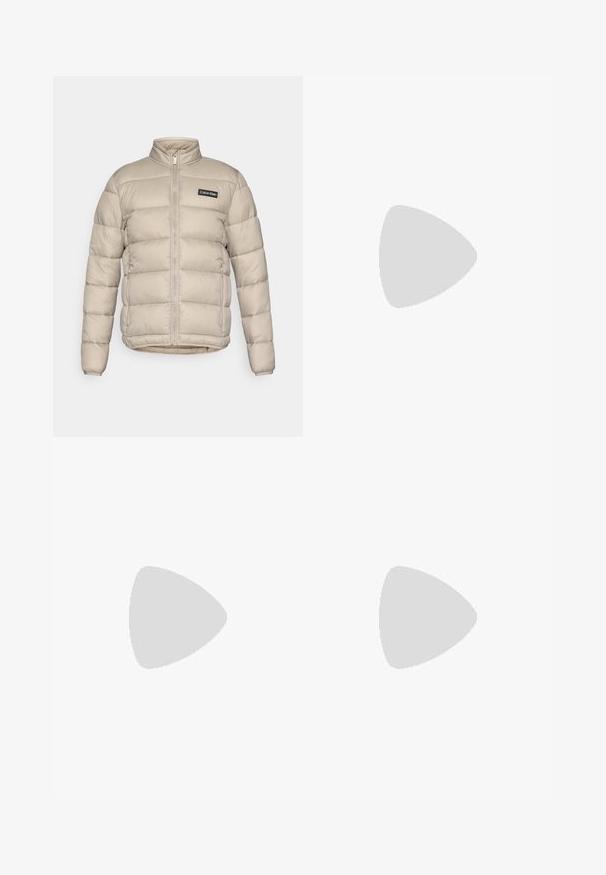 Beige quiltet pufferjakke med full frontglidelås, to glidelåslommer på siden, stående krage og Calvin Klein-logo på brystet.; Svart bomull t-skjorte med rund hals, korte ermer og en liten brodert logo på venstre bryst. Jevn tekstur.; Sorte bukser laget av lett stoff, med strikk i midjen og en integrert grønn belte, rett ben-kutt og sidelommer.; Hvit og lysebeige treningssko, med en mesh-overdel, perforerte detaljer og en teksturert mellomsåle med merkevare på hælen.